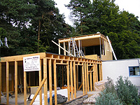 Holzkonstruktion einer Wohn- und Geschäftserweiterung mit Garage